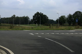 Gezien in omgekeerde richting. omhoog de Fabrieksstraat. Horizontaal de Industrieweg - Links Oosterbergen, rechts richting Hulst en Paal.