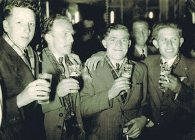 Louis Van Wezemael-Louis Tessens-Alfons Beckers-Jos Schapmans-Bert Van De Ven in café van Mil Van Thienen met Hulstkermis.