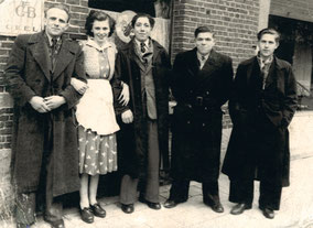 Louis Tessens-een dienster-Gerard Beckers, van Frans van Jan-Fons Beckers, van Jef van Mirke-Jos Schapmans voor een café in Geel 1950