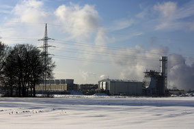 winterlandschap met een deel van een fabriek