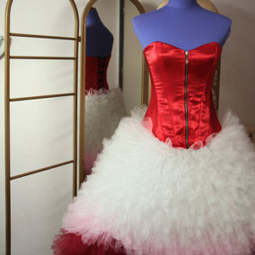 Sur l'image, un somptueux ensemble pour le spectacle composé d'un bustier en satin rouge et une impressionnante jupe évasée, avec plein de petits volants très rapprochées en tulle blanc, rose clair et rouge. Création unique Fil et Paillettes. 