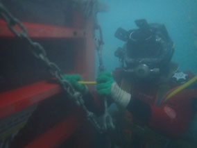 Montage de coffrage, coulage de béton en pleine eau par un scaphandrier équipé en kmb 18