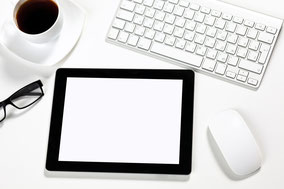 Abbildung von Kaffeetasse, Brille, Mouse, Tablet und Tastatur