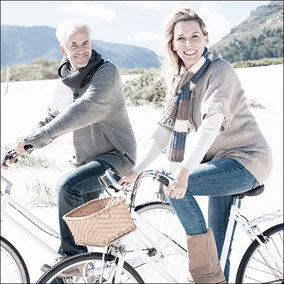 Pärchen mittleren Alters gesund und fit auf Fahrradtour
