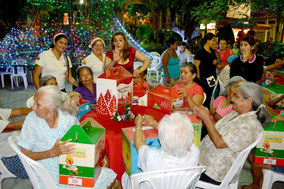 Entrega de canastas navideñas a los adultos mayores protegidos por el Patronato municipal que preside Genny Macías. Chone, Ecuador.