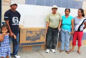 Bolívar Delgado Franco y familia, con el televisor que ganaron durante el sorteo del Patronato municipal. Manta, Ecuador.