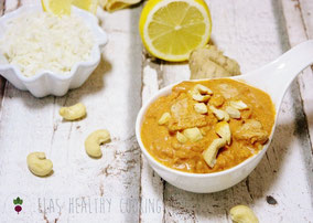 Indisches Butterhuhn mit Reis und Cashewnüssen dekoriert