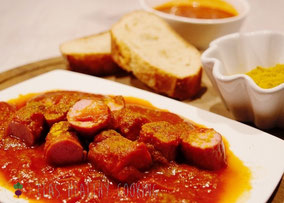 Currywurst mit Soße, Curry und Brot