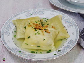 Schwaebische Maultaschen mit Hackfleisch und Spinat