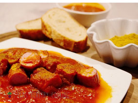 Currywurst mit Soße, Curry und Brot