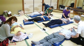 血液循環療法セミナー実技実習風景