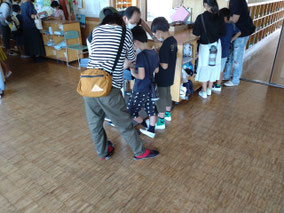PTAの親子行事で、学校内を楽しそうに周遊する小学生の様子