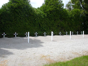 Tombes des 12 maquisards, mort dans la forêt, identifiés après les combats.