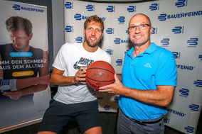 Dirk Nowitzki sitzend und somit auf Augenhöhe mit unserem Geschäftsführer Hemmo Penning