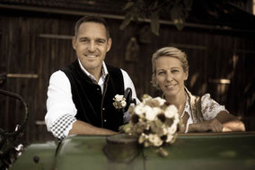 Traditionelles Brautpaar in Tracht bei der Hochzeit in Altenfelden, Oberösterreich