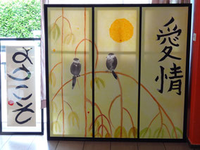 La  calligraphie et la peinture sumi-é ont été crées en collaboration avec des personne âgées et des enfants !