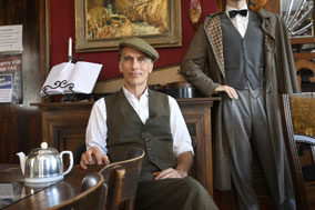 Thommi Baake sitzt im Café Sherlock
