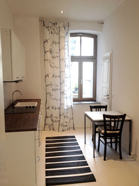 Gemütliche kleine Küche des Apartments "Colonius" der Pension Ehrenfeld. Blick in den grünen Innenhof.