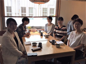 6/5 本学卒業生でラボのOGでもある米国留学中の西井理菜さんが学位審査の為に帰国され、みんなでランチへ。