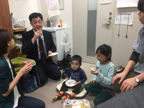 吉森特任助教のお子さん2人、昨年の写真と比べるとずいぶん大きくなりました。