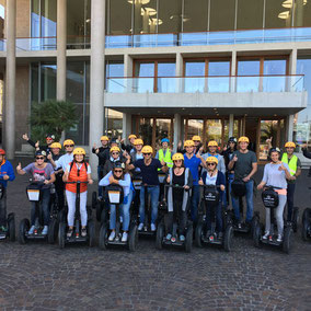 Segway-Tour-Teilnehmer in Freiburg vor dem Start