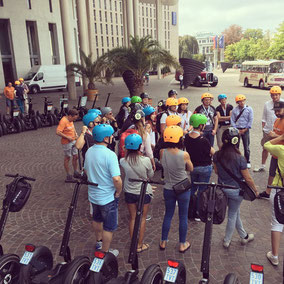 Sicherheit geht vor: Einweisung der Gruppe in die Segway-Technik vor der Tour