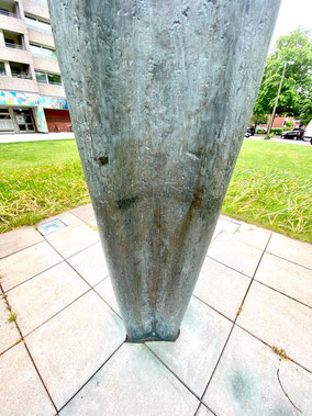 Paul Halbhuber schuf das Kunstobjekt "Sonne" 1970. Der schmale Fuß ist eingelassen in eine Fläche quadratischer Fliesen. (Foto: 05-2020, Jens Schmidt)