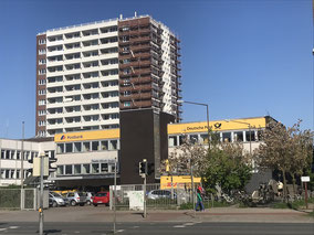 Postfiliale und Hochhaussiedlung in Bremen-Kattenturm (Foto: 03-2018, Jens Schmidt)