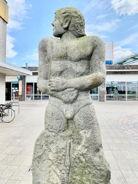 Männliche Figur - lebensgroße Sandsteinfigur in der Skulpturenallee Theodor-Billroth-Straße in Bremen-Kattenturm, Bremen Obervieland - Kunst im öffentichen Raum (Foto: 05-2020, Jens Schmidt)