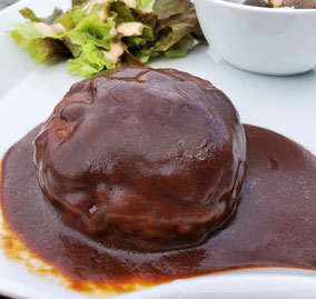 輪之内町にあるドッグランアンドカフェワンのランチリメニューにハンバーグ定食があり人気メニューのひとつです