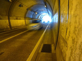 トンネル内を走る車がライトをつけていないと不安が増す
