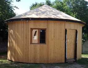 Pyramide en bois et toile