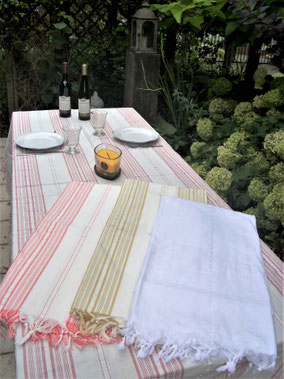 Tafellaken met franjes "coral" Ottomania, Stoer, Sober, Industrieel, Puur, Robuust, Grof, Landelijk wonen, Sfeervol, Geleefd, Stijlvol, Doorleefd, landelijke stijl, landelijke decoratie, vintage.