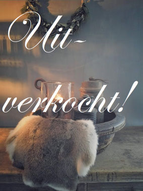 Konijnenvacht, konijnenvachten, Stoer, Sober, Industrieel, Puur, Robuust, Grof, Landelijk wonen, Sfeervol, Geleefd, Stijlvol, Doorleefd, landelijke stijl, landelijke decoratie, vintage.