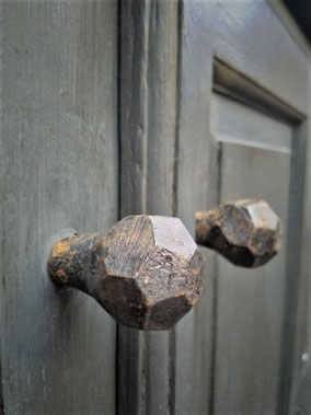 Smeedijzeren deurknop, Stoer, Sober, Industrieel, Puur, Robuust, Grof, Landelijk wonen, Sfeervol, Geleefd, Stijlvol, Doorleefd, landelijke stijl, landelijke decoratie, vintage.