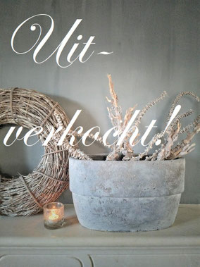 Stenen ovale pot merk Brynxz, Stoer, Sober, Industrieel, Puur, Robuust, Grof, Landelijk wonen, Sfeervol, Geleefd, Stijlvol, Doorleefd, landelijke stijl, landelijke decoratie, vintage.
