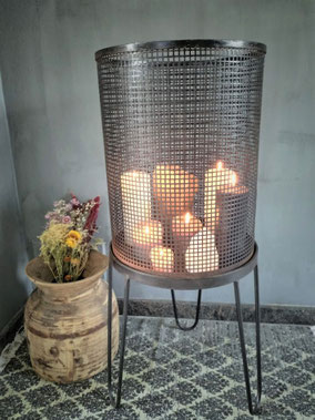 Metalen windlicht op staander XL, Stoer, Sober, Industrieel, Puur, Robuust, Grof, Landelijk wonen, Sfeervol, Geleefd, Stijlvol, Doorleefd, landelijke stijl, landelijke decoratie, vintage.