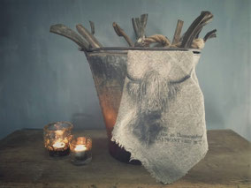 Textiel, shabby doeken en tassels, Stoer, Sober, Industrieel, Puur, Robuust, Grof, Landelijk wonen, Sfeervol, Geleefd, Stijlvol, Doorleefd, landelijke stijl, landelijke decoratie, vintage.