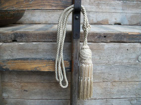 Goudkleurige tassel met dubbele koord, Stoer, Sober, Industrieel, Puur, Robuust, Grof, Landelijk wonen, Sfeervol, Geleefd, Stijlvol, Doorleefd, landelijke stijl, landelijke decoratie
