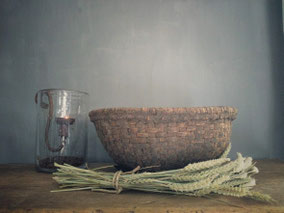Kisten, bakken en manden, Stoer, Sober, Industrieel, Puur, Robuust, Grof, Landelijk wonen, Sfeervol, Geleefd, Stijlvol, Doorleefd, landelijke stijl, landelijke decoratie, vintage.