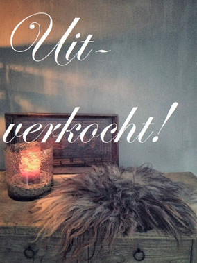 Diervriendelijk vilten schapenvachtje, Stoer, Sober, Industrieel, Puur, Robuust, Grof, Landelijk wonen, Sfeervol, Geleefd, Stijlvol, Doorleefd, landelijke stijl, landelijke decoratie, vintage.