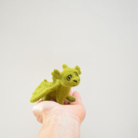 Filzdrache, Drache aus Filz, Filz Drache, Baby Drache Filz, Grüner Baby Drache, Fantasie Figuren, Wolldrache, gefilzter Baby Drache, Drache Filz, Drachen, Baby Drache nadelgefilzt, nadelgefilzter Drache, Figur für Puppenspiel, Figur Drache Puppentheater, 