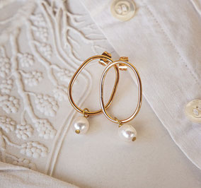 boucles minimalistes dorées et perle