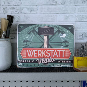 Individuelles Dekoschild aus Altholz mit Motivdruck. In Handarbeit von Daniel Schiek in Wien hergestellt.