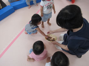 わらべうた～どんぐりを使って