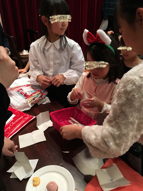 コロナ前のクリスマス会ではお茶の後プレゼント交換をしました｜大田区東雪谷羽金ピアノ教室