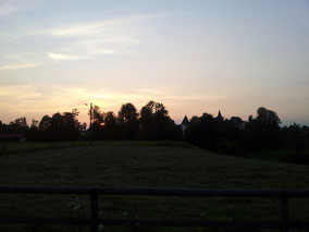 Blick vom Ferienhaus auf den Sonnenuntergang