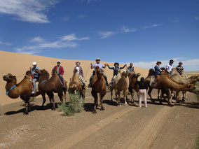 ラクダに乗って砂漠を散歩 大人しいですが高さがあるので、ラクダにまたがってみる景色は壮観です。