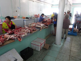 ダランザドガドのザッハ（市場）：肉が主食のモンゴル、羊や山羊の肉が無造作に置かれている……。
