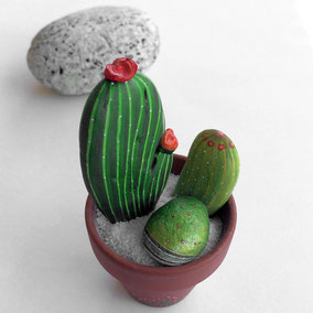 Gales décoratifs composition cactus - acrylique vert et rouge - 3 galets du Salat - fini mat - pot terre cuite peint main - taille de 20 à 85 mm - poids total 87 g - 